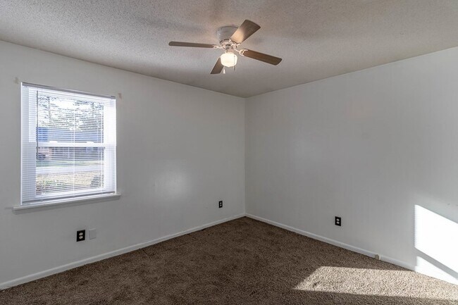 Building Photo - 633 Slade St