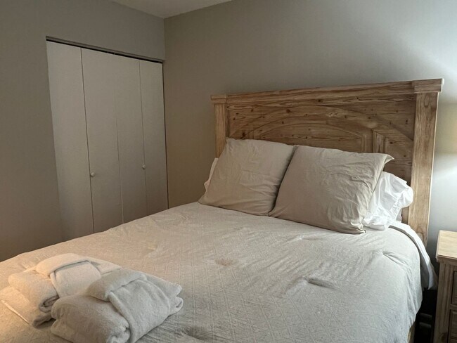 Building Photo - Walk to the Beach! Beautifully Remodeled/F...