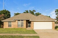 Building Photo - 2110 Mesa Wood Dr