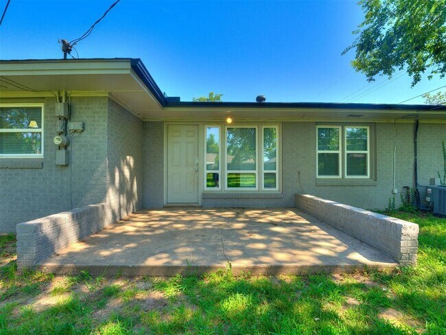 Building Photo - 1800 Melrose Dr