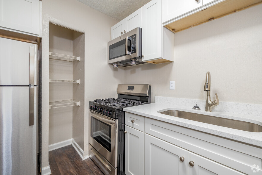 2BR, 1BA - 820SF - Kitchen - Retreat at Copper Creek