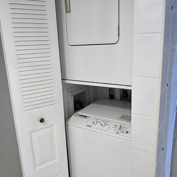 Building Photo - 8045 Eastlake Dr