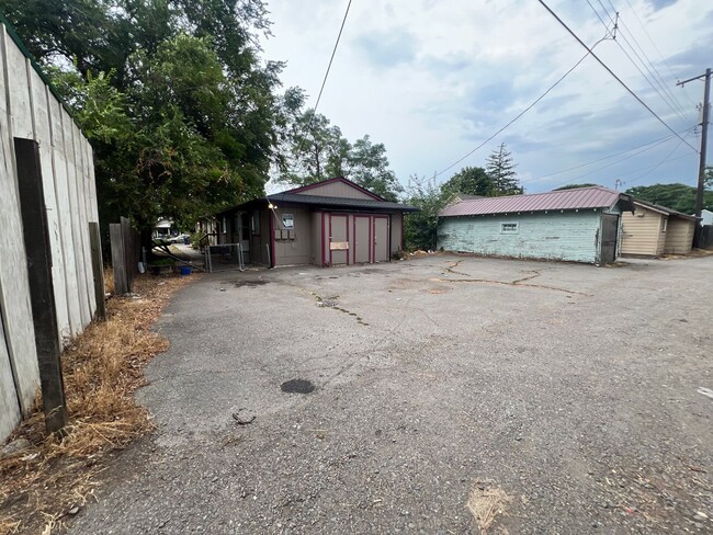 Building Photo - Ground Floor 2 Bed, 1 Bath near Upriver & ...