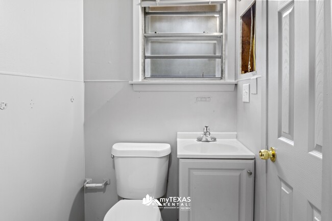 Building Photo - 403 Dogwood Ln