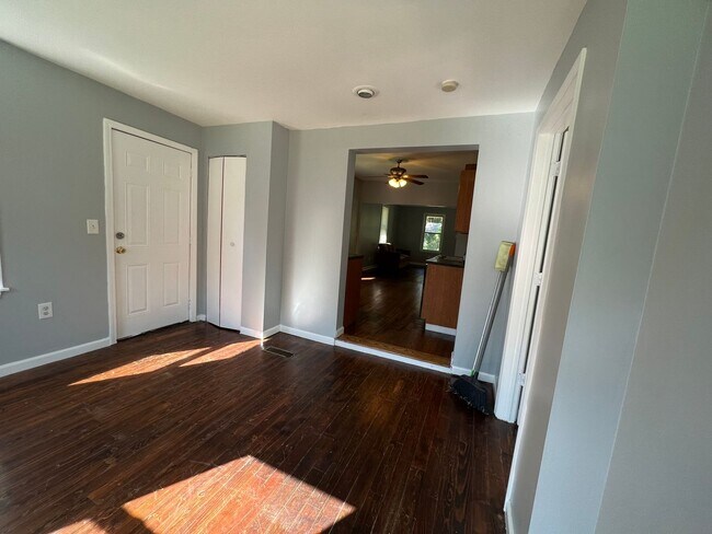 Building Photo - 2 bedroom 1 bathroom gem in Harrison Towns...