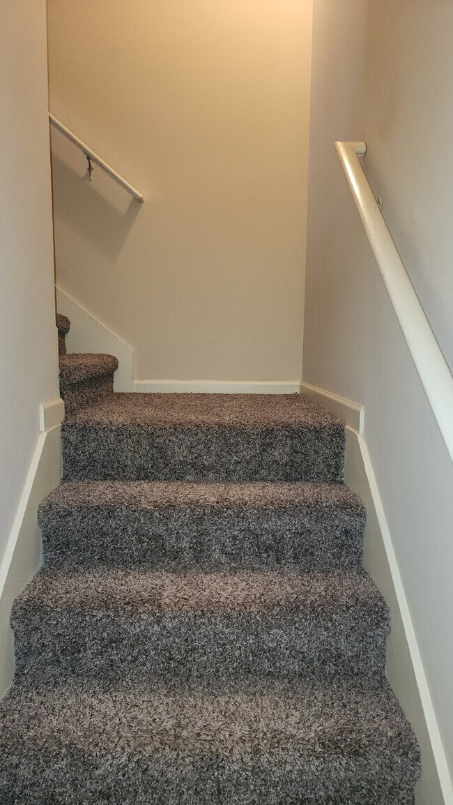 Building Photo - Convenient to west gate of Ft Moore