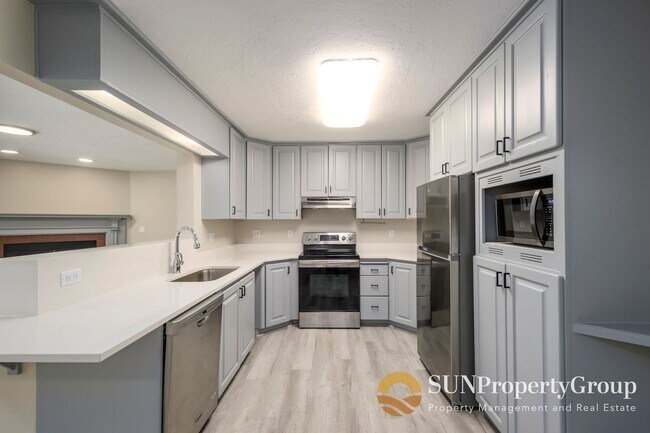 Building Photo - Stunning Remodeled Home in Desirable Cottonwood Heights!
