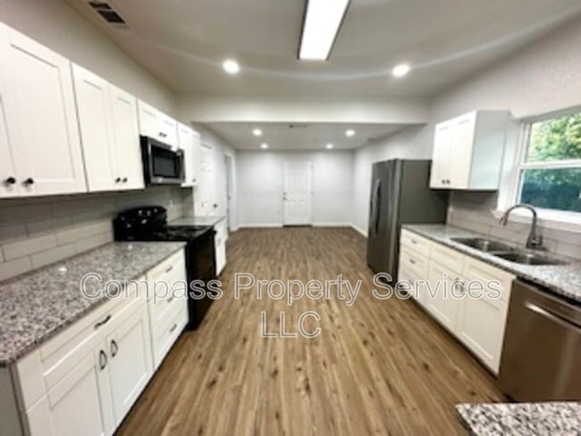 Building Photo - 300 N Oak Dr