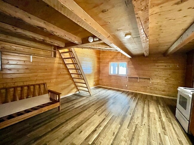 Building Photo - dry cabin off Sheep Creek / Pet friendly