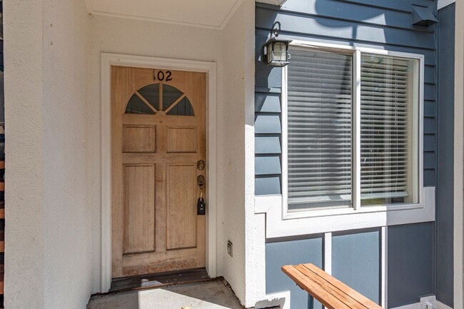 Building Photo - 2 Bed 1 Bath Condo with an Office!