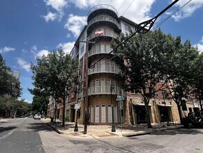 Building Photo - 910 W 25th St