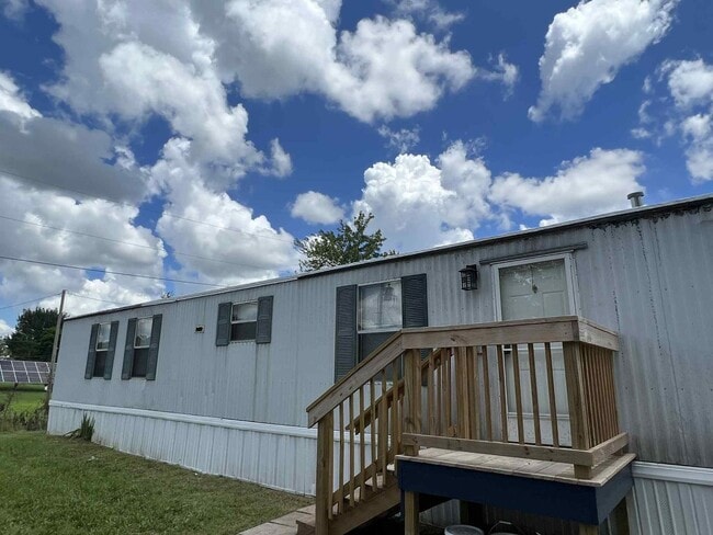 Building Photo - CUTE REMODLEDED 2 BEDROOM / 2 BATHROOM IN ...