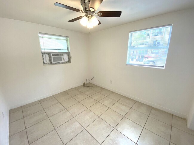 Building Photo - 908 SW 6th Ave