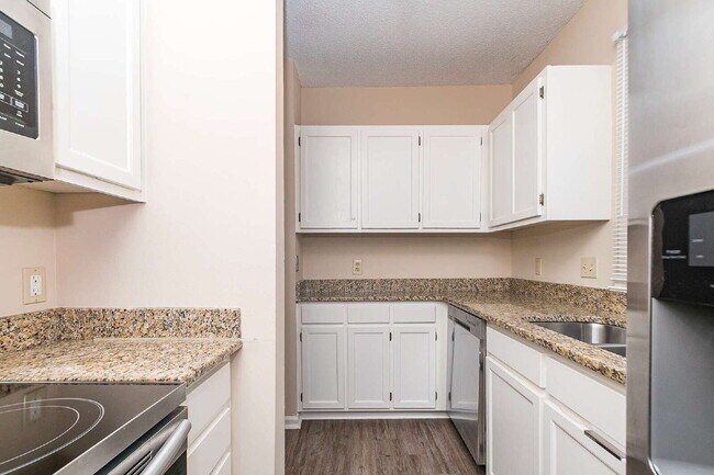 Building Photo - Chic & Cozy Condo in the heart of Raleigh!