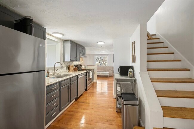 Building Photo - 53 St Germain St