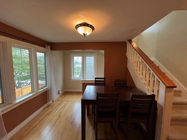 Building Photo - Wallingford Home. 4 beds, 2 bath. garage.