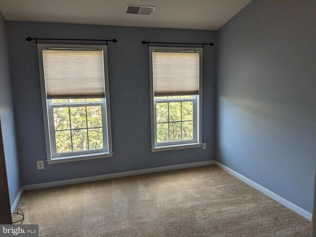 Building Photo - 19318 Diamond Lake Dr