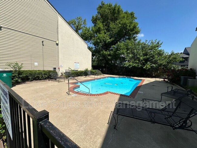 Building Photo - 11120 N Stratford Dr