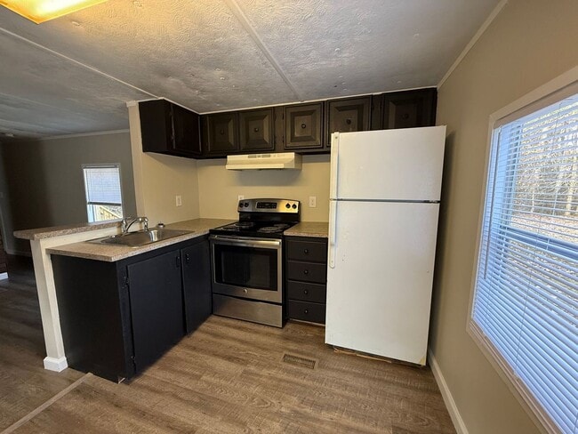 Building Photo - 2 bedroom, 1 bath mobile home