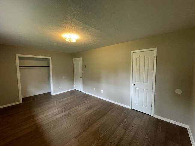 Building Photo - Freshly painted 2 bedroom 1 bath house- Pet Friendly!