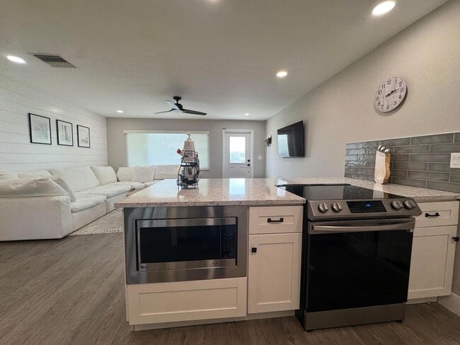 Building Photo - 108 SW 9th St