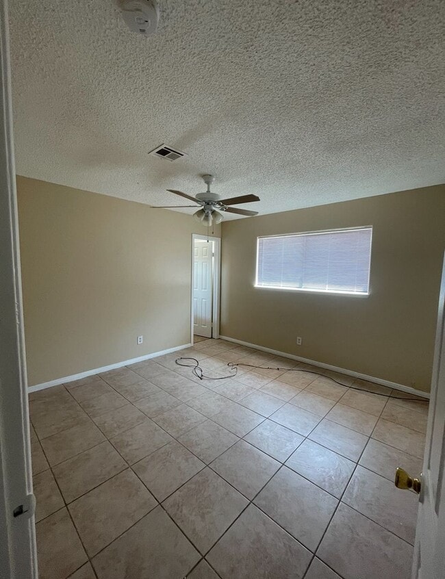 Building Photo - Beautiful 4 Bedroom 2 Bathroom house ( Smo...
