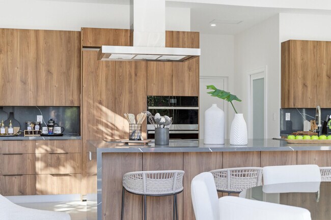 Building Photo - 1308 Avocado Isle