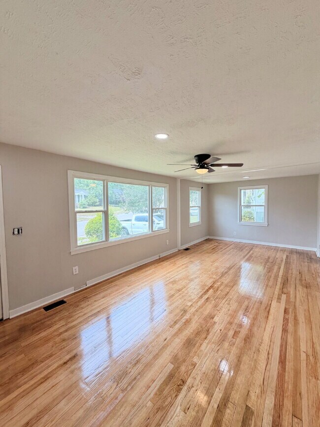 Building Photo - REAL HARDWOOD FLOORING