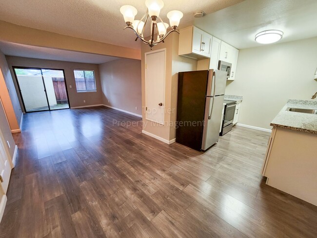 Primary Photo - Beautiful 2 bed / 2 bath / 1,100 sqft Cond...