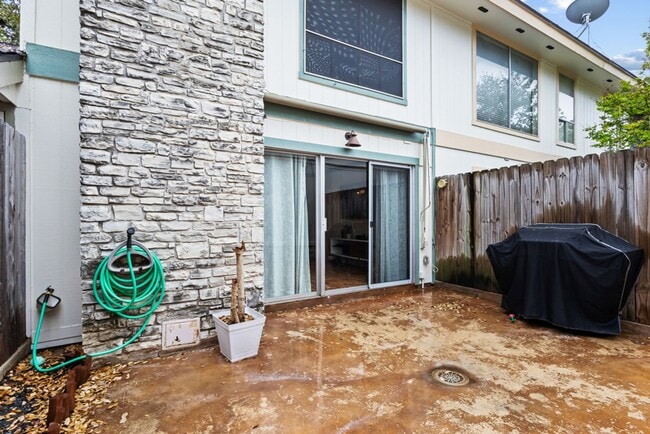 Building Photo - 2 Bedroom/2 Bath Shenandoah Subdivision