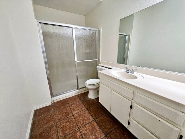 Building Photo - New Listing!