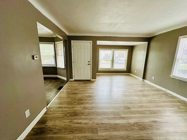 Building Photo - 3 Bedroom 1 Bath 2 Car Garage Welcome Sect...