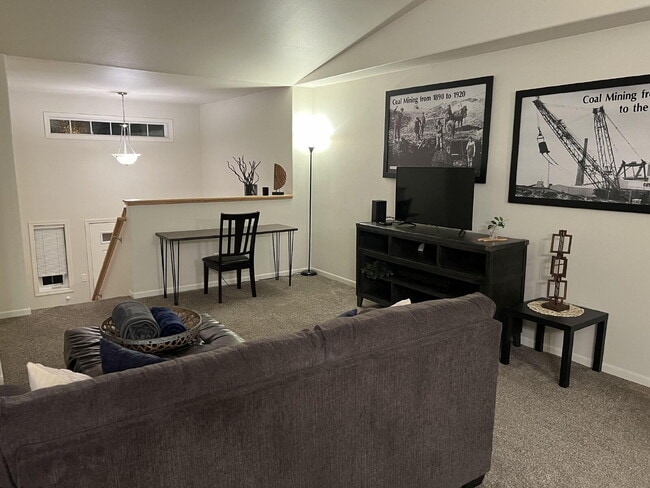Building Photo - "Spacious 3-Bed, 2-Bath Sanctuary in Minot – 1817 Sq. Ft. of Comfort and Style!"