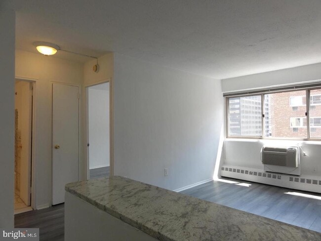 Building Photo - 2101 Chestnut St