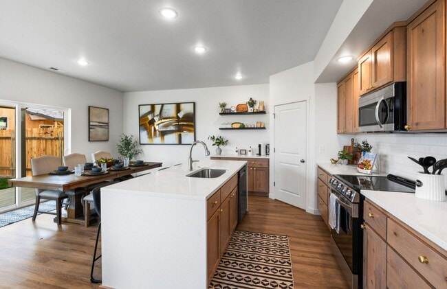 Building Photo - Free First Month Rent!