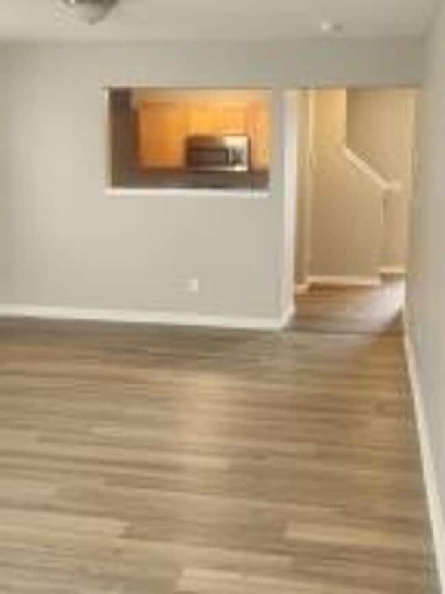 Building Photo - Spacious 3 Bedroom Townhome near Appian Way