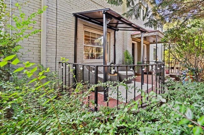 Building Photo - Downtown Townhouse Available 1 Nov 25!