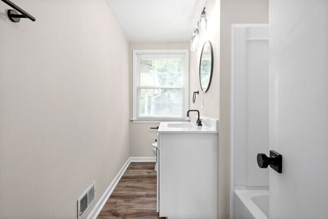 Building Photo - Ranch Style home Sango!