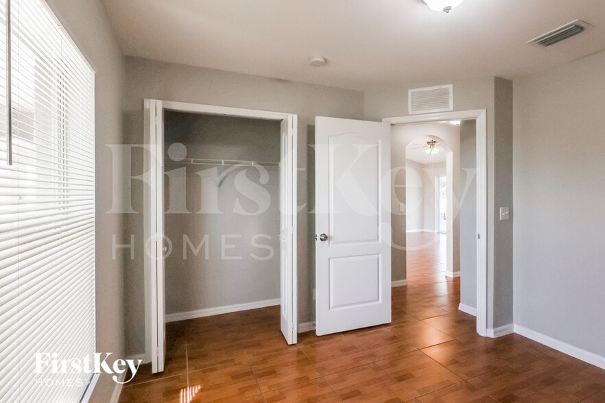 Building Photo - 517 NE 15th Terrace