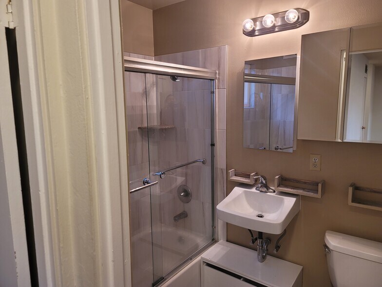 Building Photo - 132 Locksley Ave