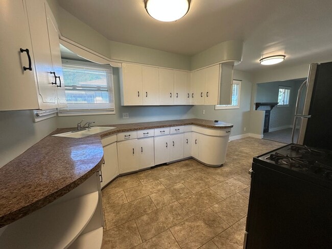 Building Photo - Three Bedroom Single Family Home on NW Side!