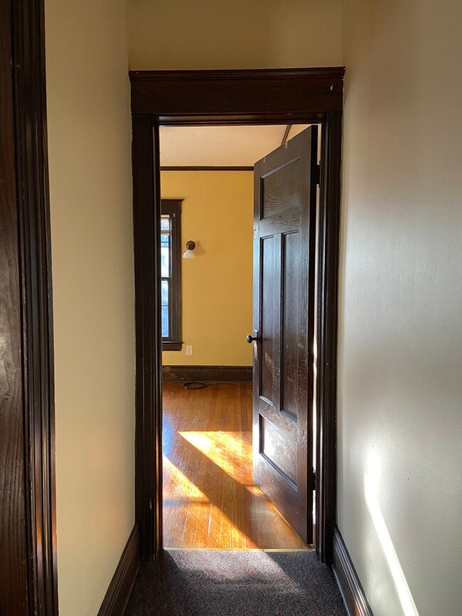2nd floor hallway looking into master bedroom - 40 WEIDER ST