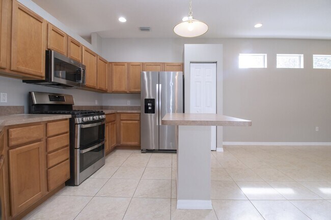 Building Photo - 4 bedroom 3 Bath Pool home in Lakewood Ran...
