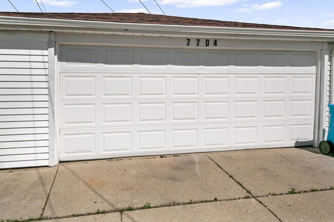 Building Photo - 7704 McVicker Ave