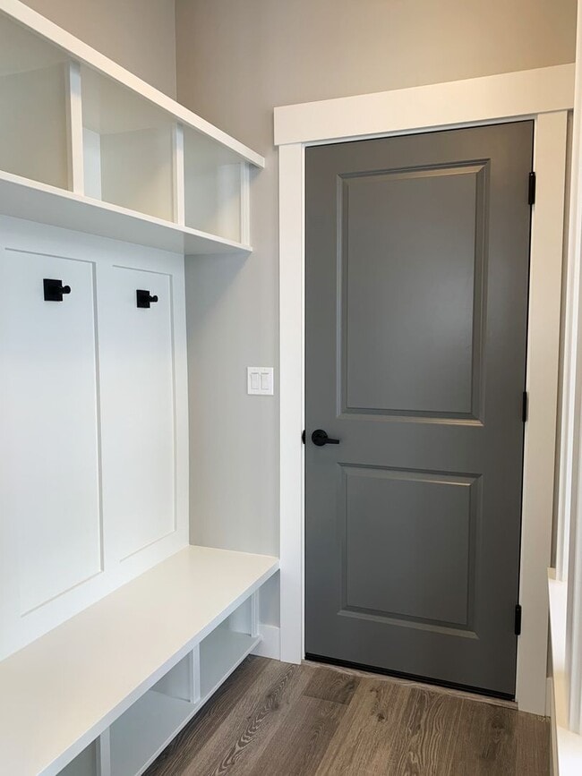 Building Photo - Spectacular newer 3 bed 2.5 bath custom ho...