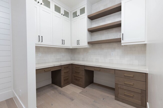 Building Photo - 6 bed / 4 bath / 3 car garage custom home in Pecan Valley