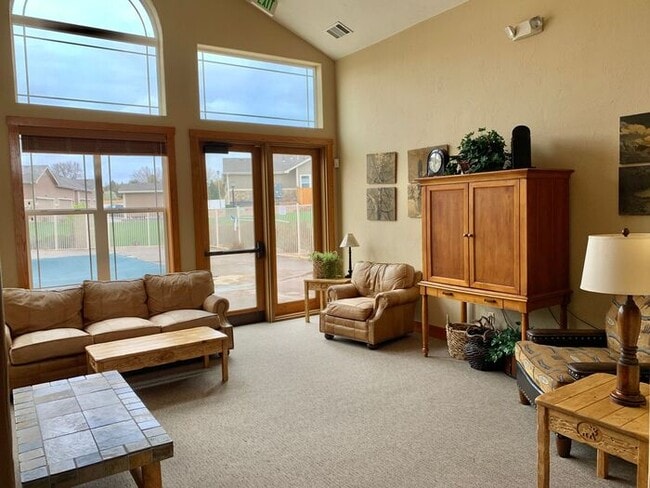 Building Photo - West Greeley Townhome with Garage!