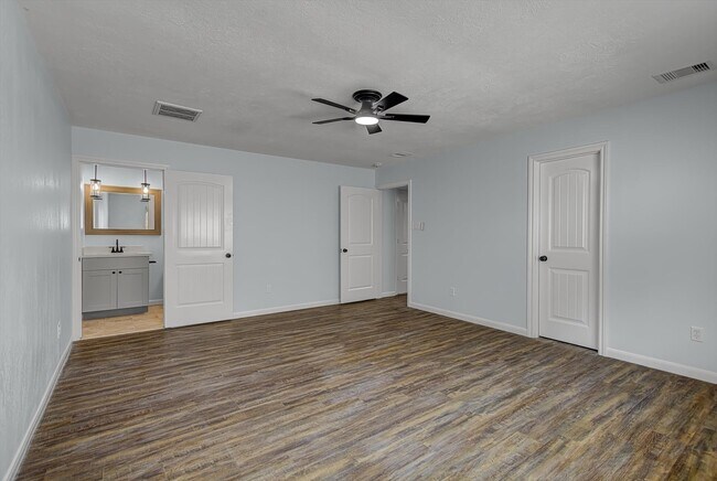 Building Photo - 5702 Golden Grove Ln