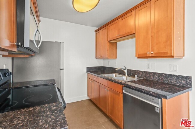 Building Photo - 10982 Roebling Ave