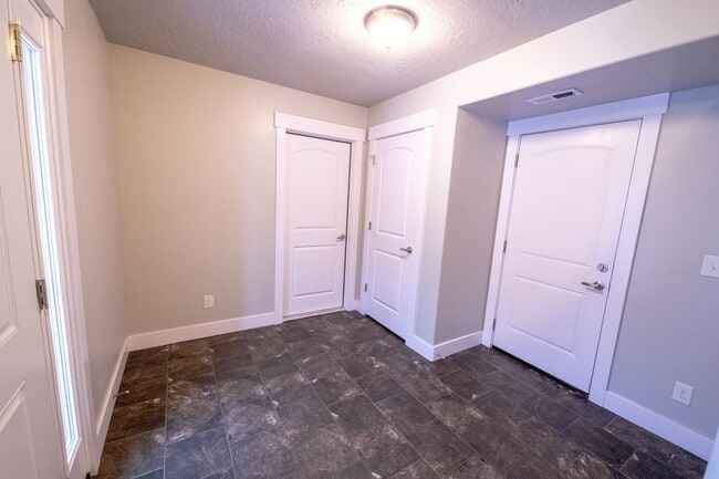 Building Photo - Beautiful Draper Townhomes in Prime Location